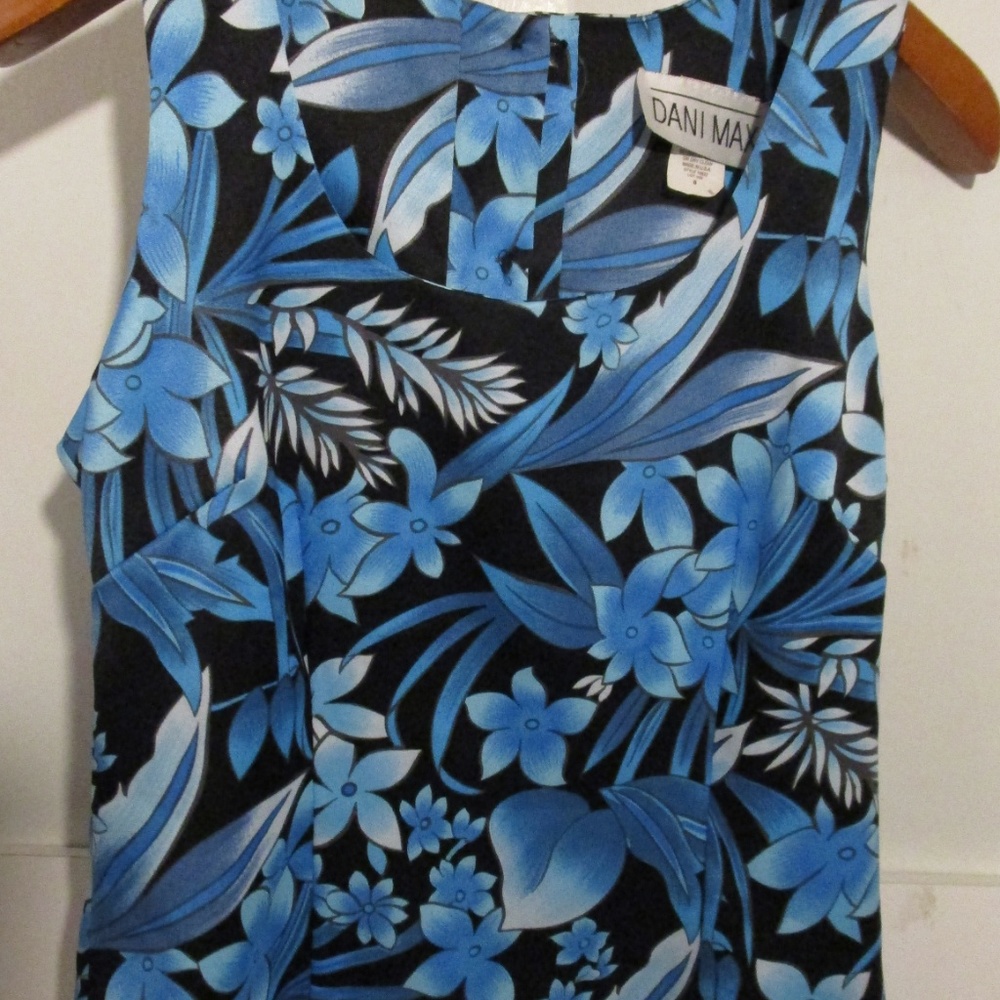 Dani Max sleeveless top~Button up back sz8
